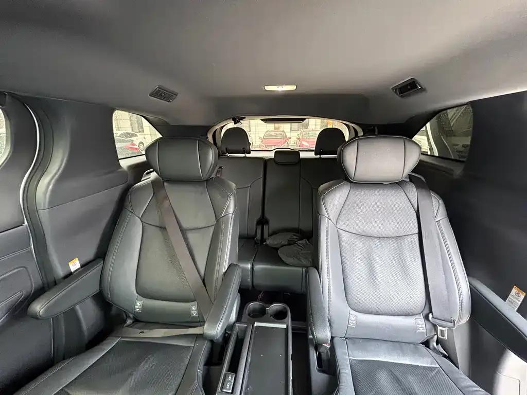 Toyota Sienna — фото 2