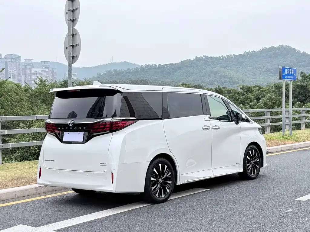Toyota Alphard — фото 2
