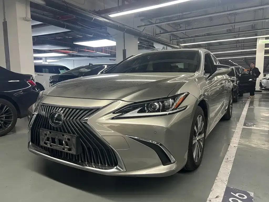 Lexus ES — фото 1