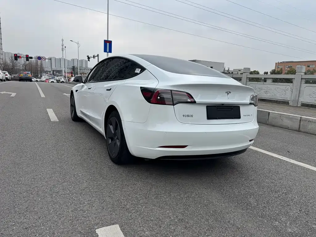 Tesla Model 3 — фото 9