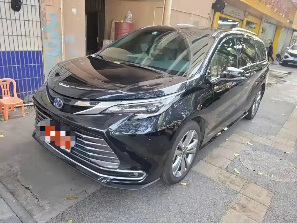 Toyota Sienna — фото 1