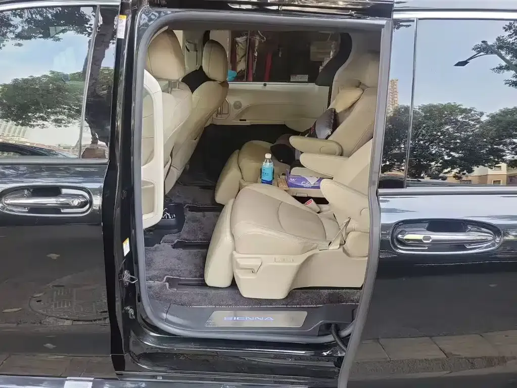 Toyota Sienna — фото 2