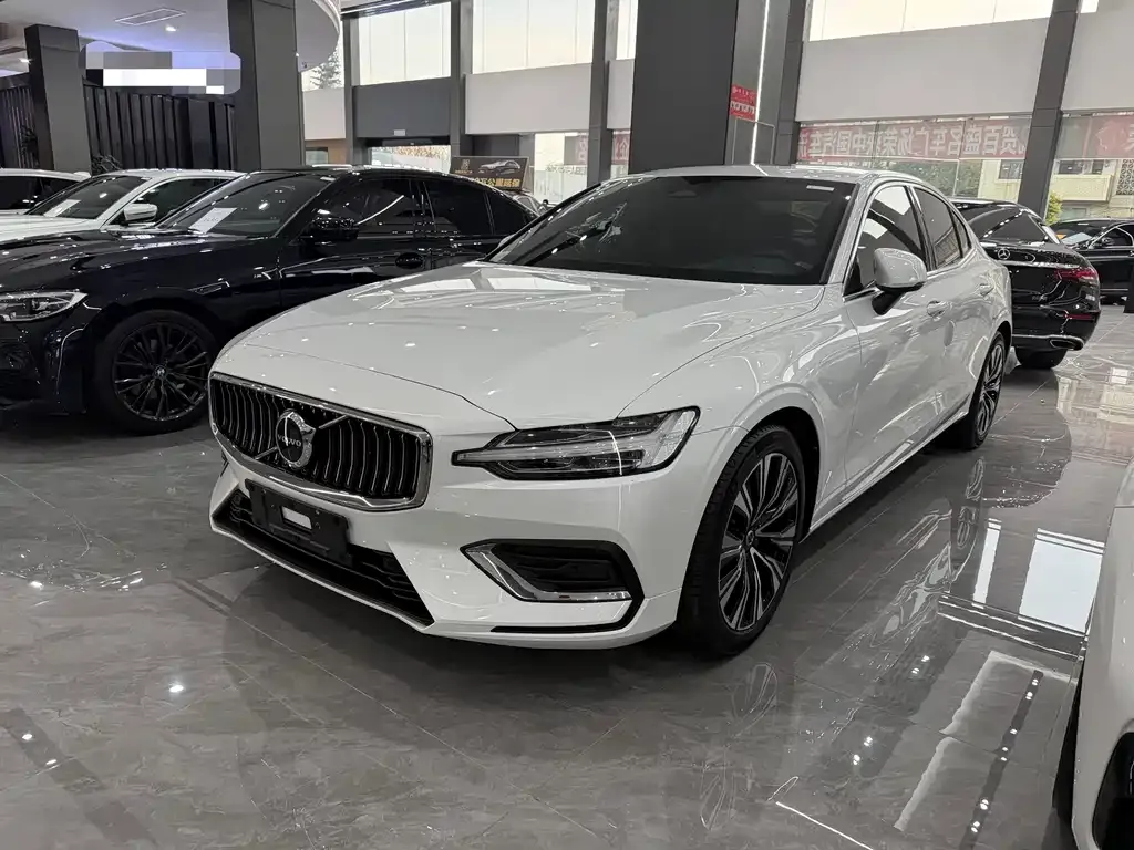 Volvo S60 — фото 1
