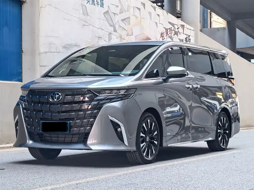 Toyota Alphard — фото 1