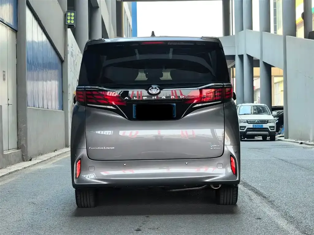 Toyota Alphard — фото 3