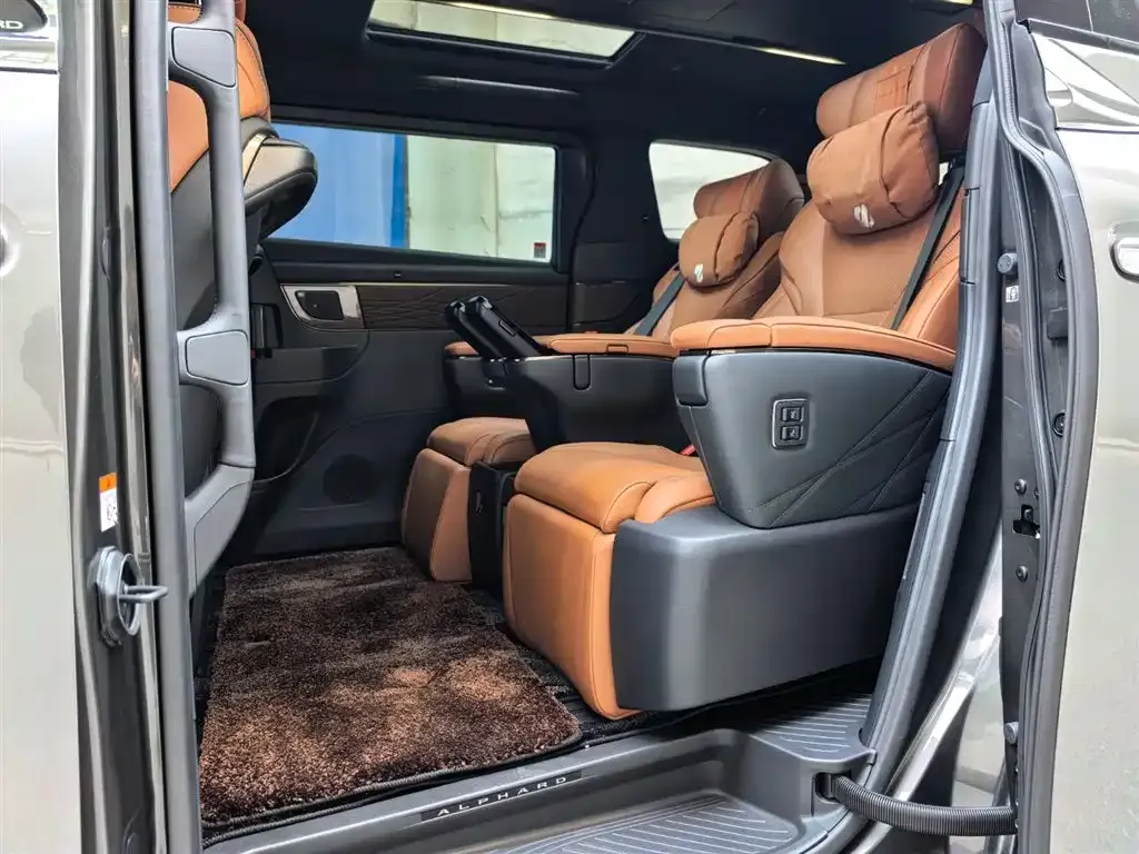 Toyota Alphard — фото 5