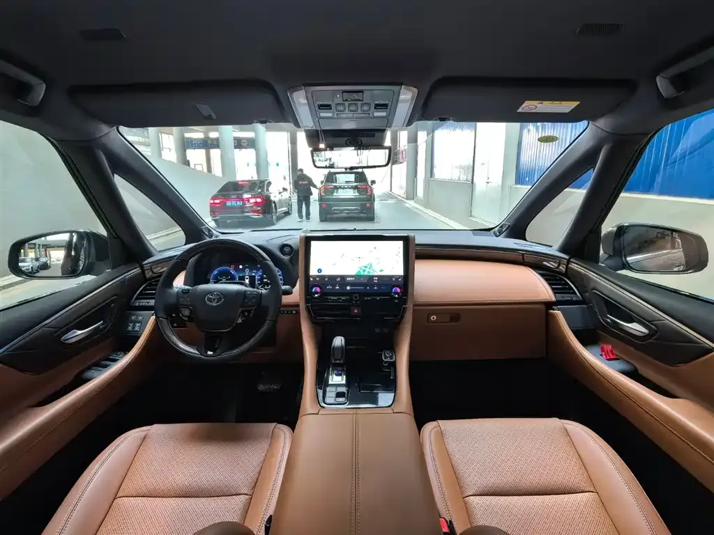 Toyota Alphard — фото 2