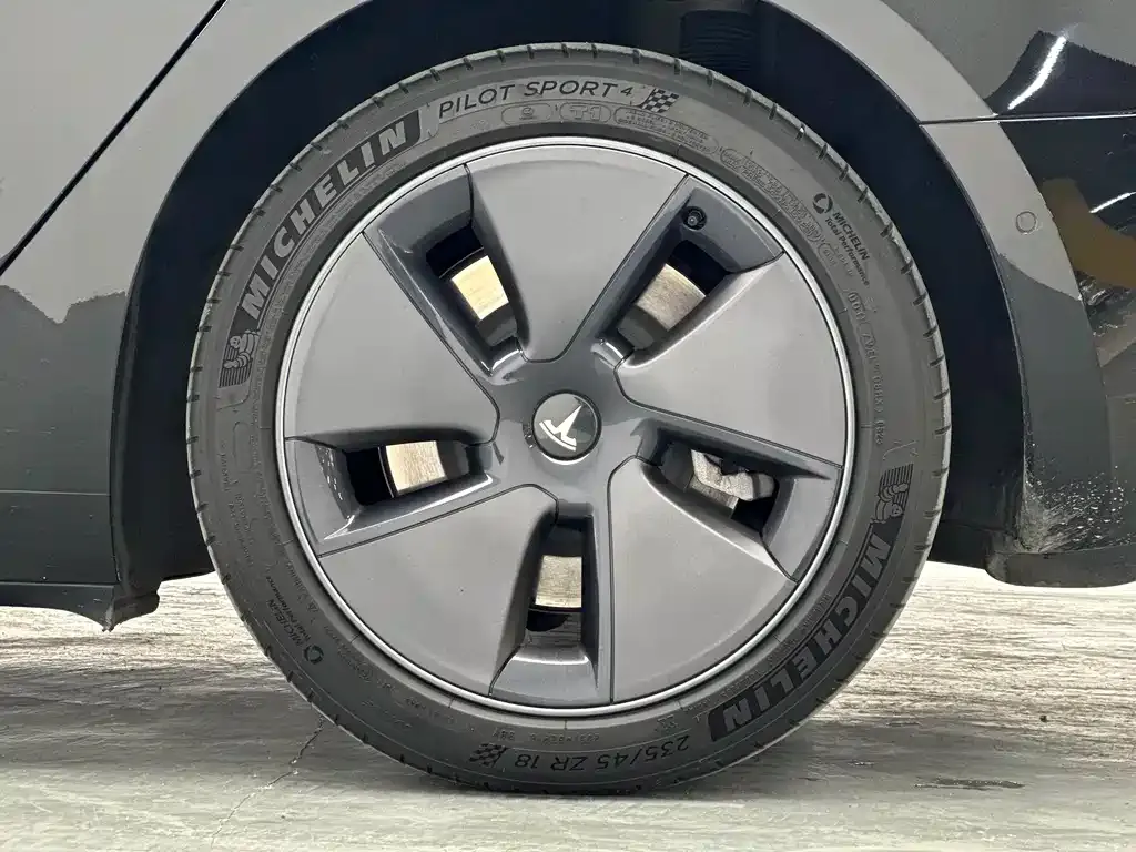 Tesla Model 3 — фото 7