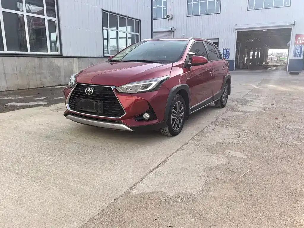 Toyota Yaris L — фото 1
