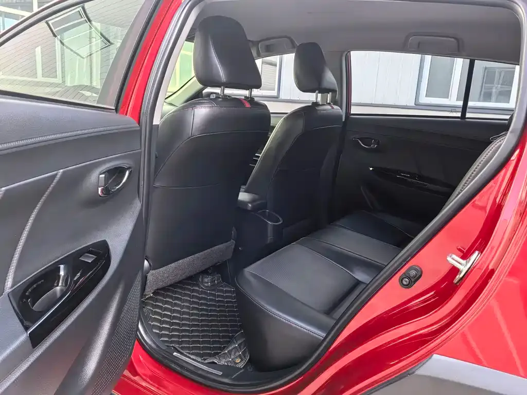 Toyota Yaris L — фото 8