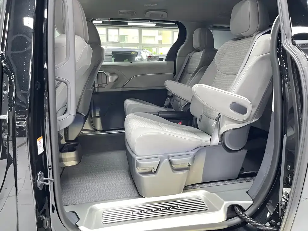Toyota Sienna — фото 8