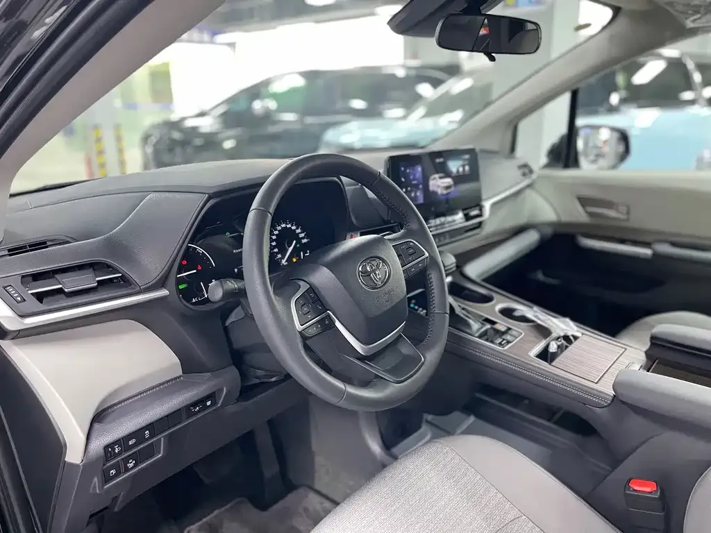 Toyota Sienna — фото 10