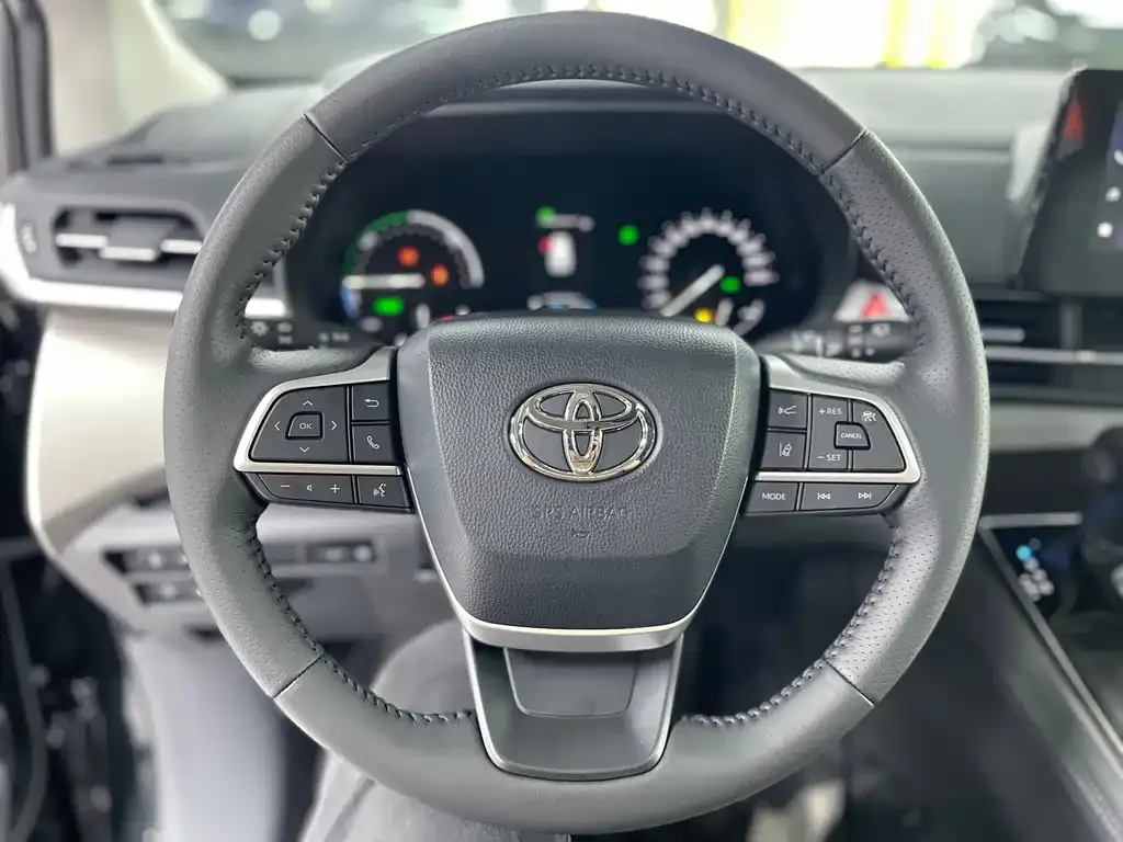 Toyota Sienna — фото 3