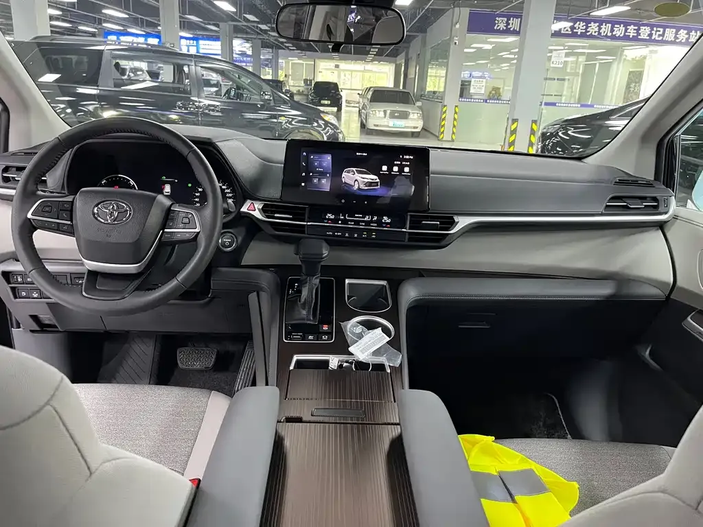 Toyota Sienna — фото 9