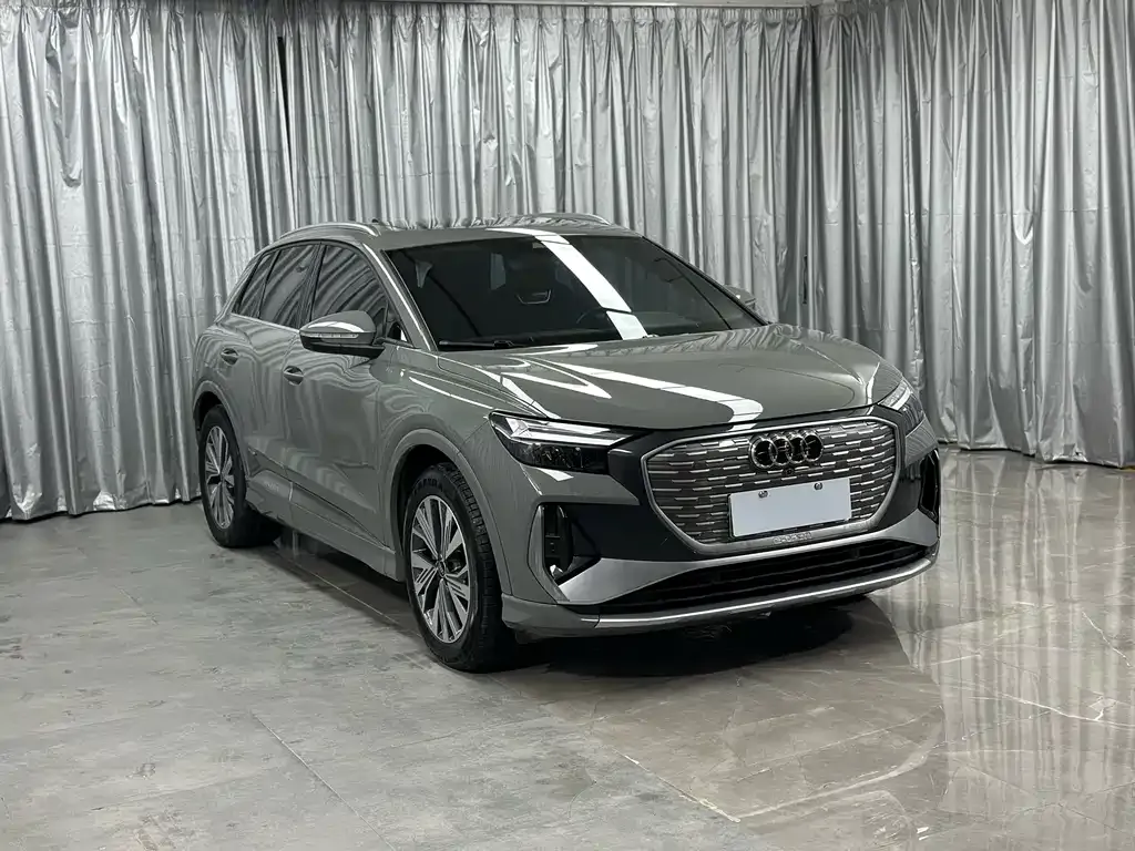 Audi Q4 e-tron — фото 1