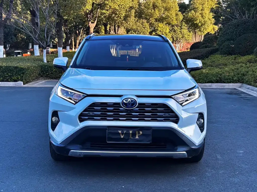 Toyota RAV4 — фото 1