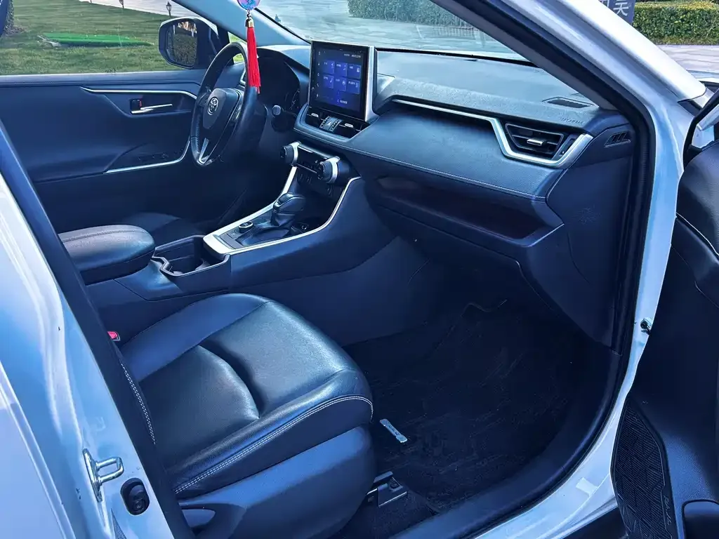 Toyota RAV4 — фото 5