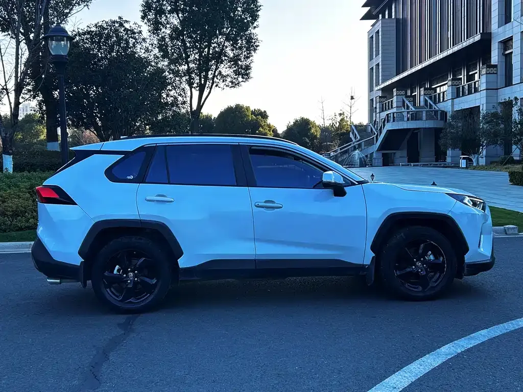 Toyota RAV4 — фото 7