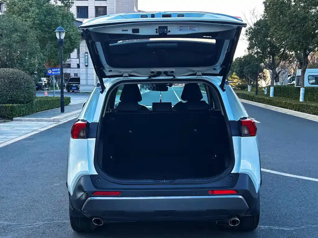 Toyota RAV4 — фото 2