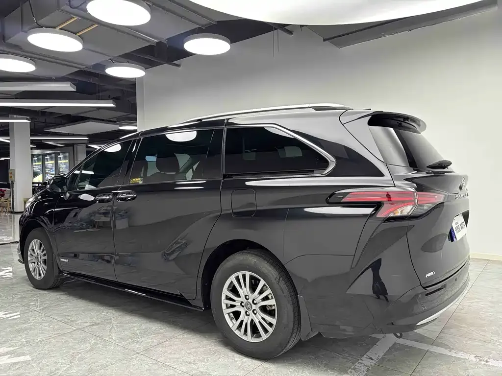 Toyota Sienna — фото 3