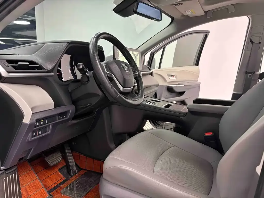 Toyota Sienna — фото 4