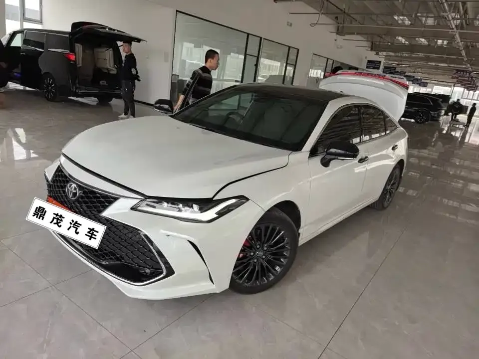 Toyota Avalon — фото 1