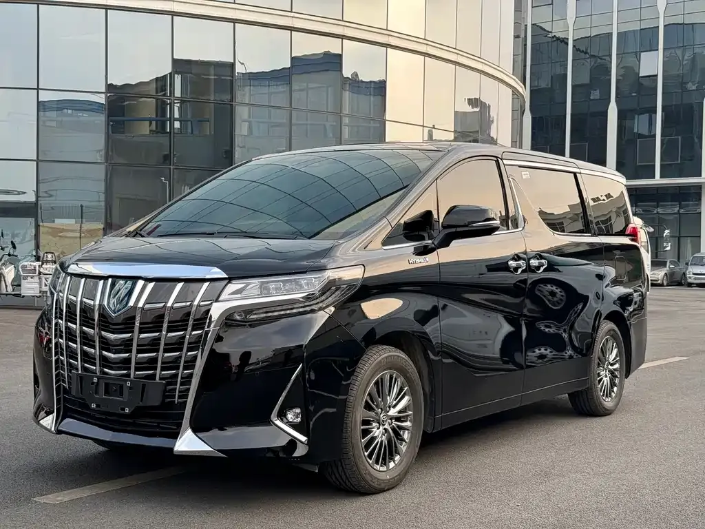 Toyota Alphard — фото 1