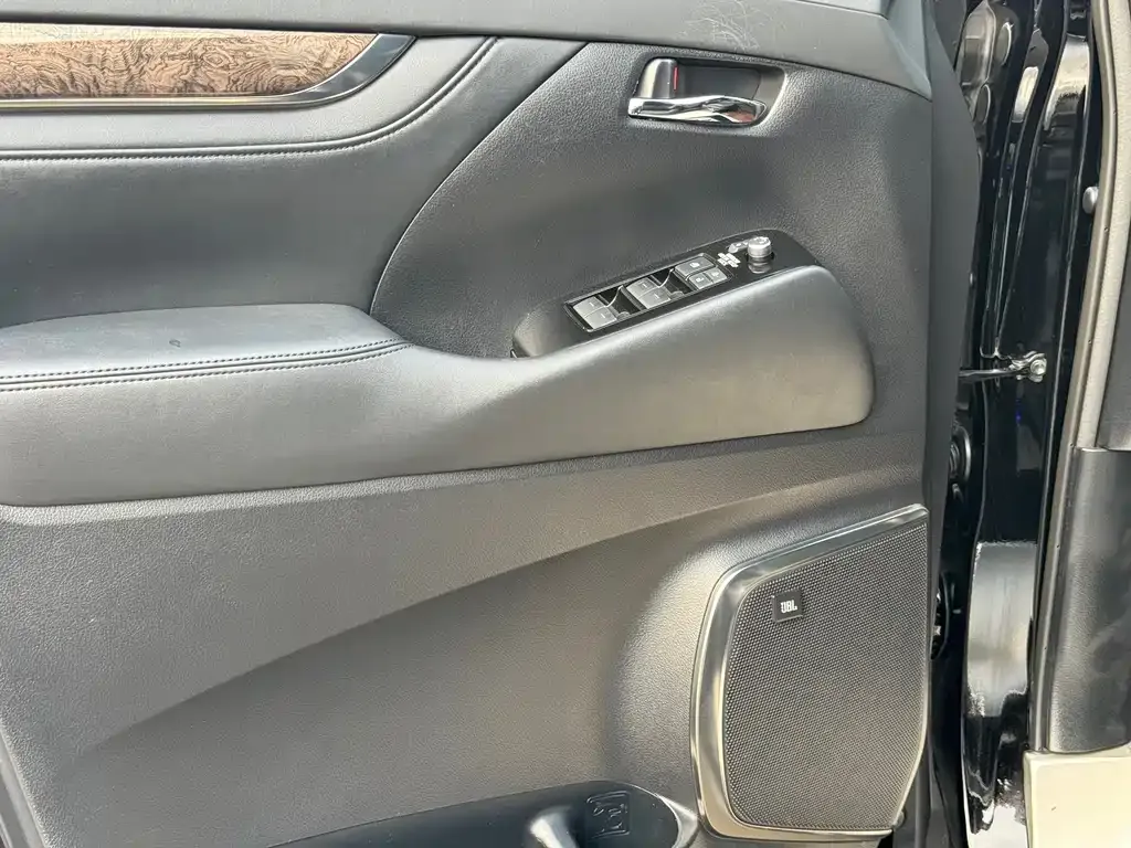 Toyota Alphard — фото 8