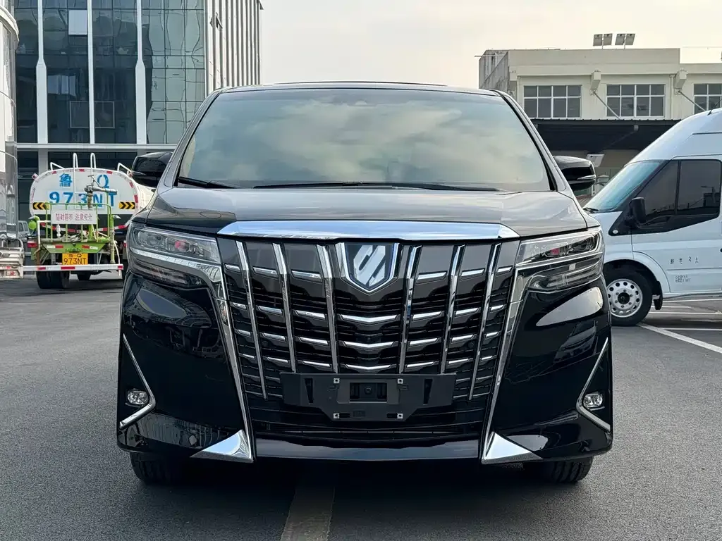 Toyota Alphard — фото 2