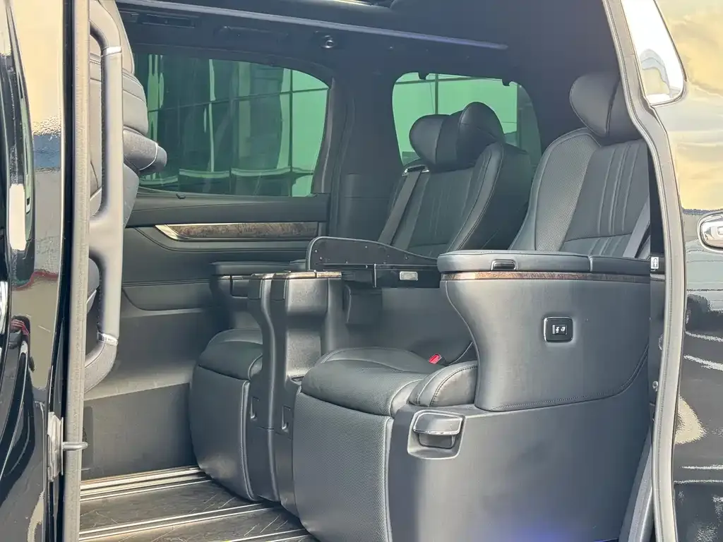 Toyota Alphard — фото 7
