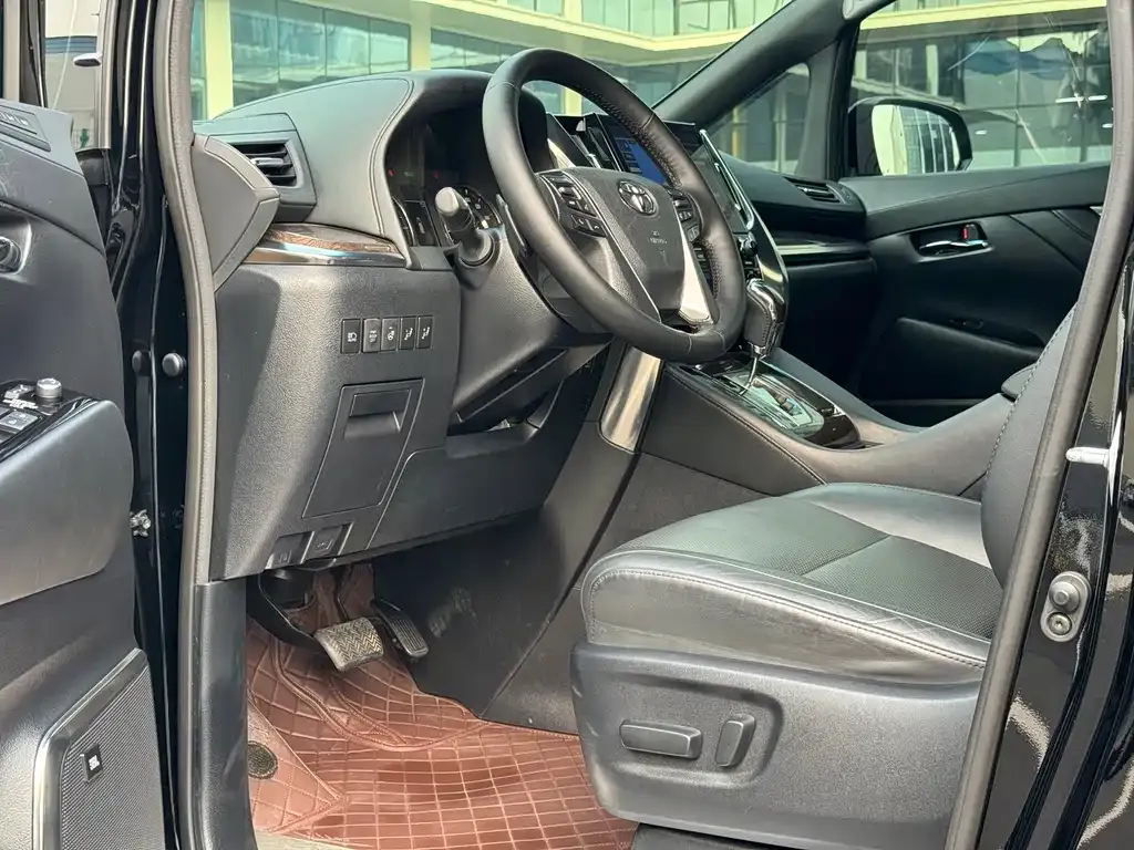 Toyota Alphard — фото 9