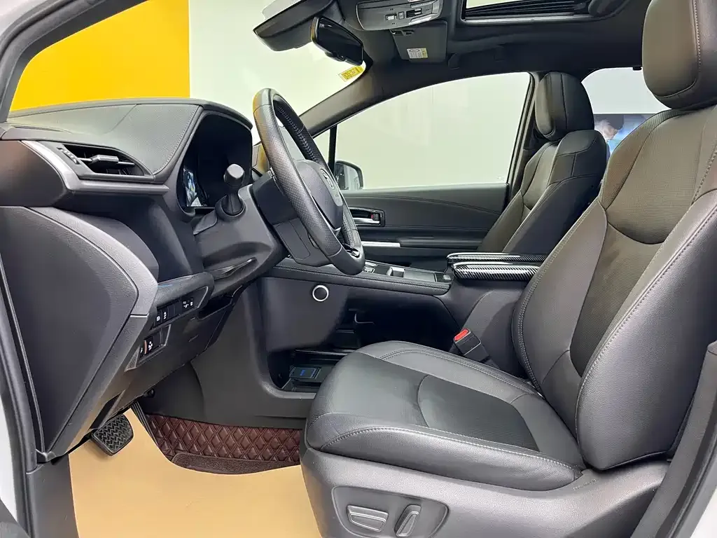 Toyota Sienna — фото 5