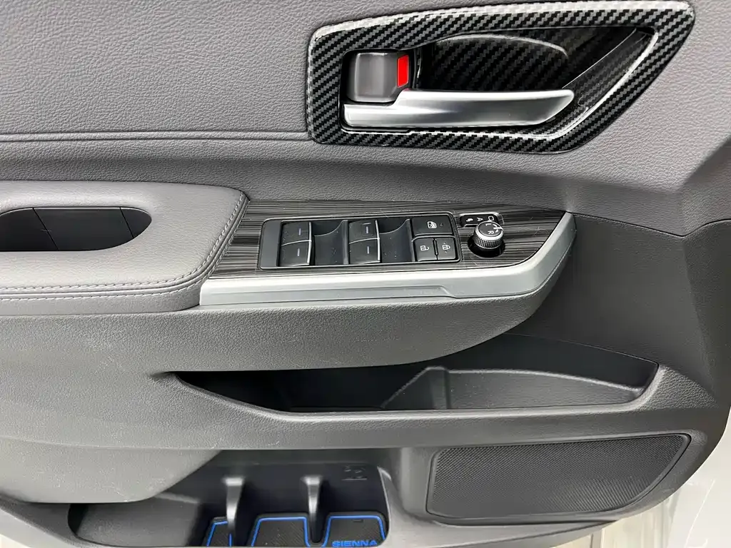 Toyota Sienna — фото 10