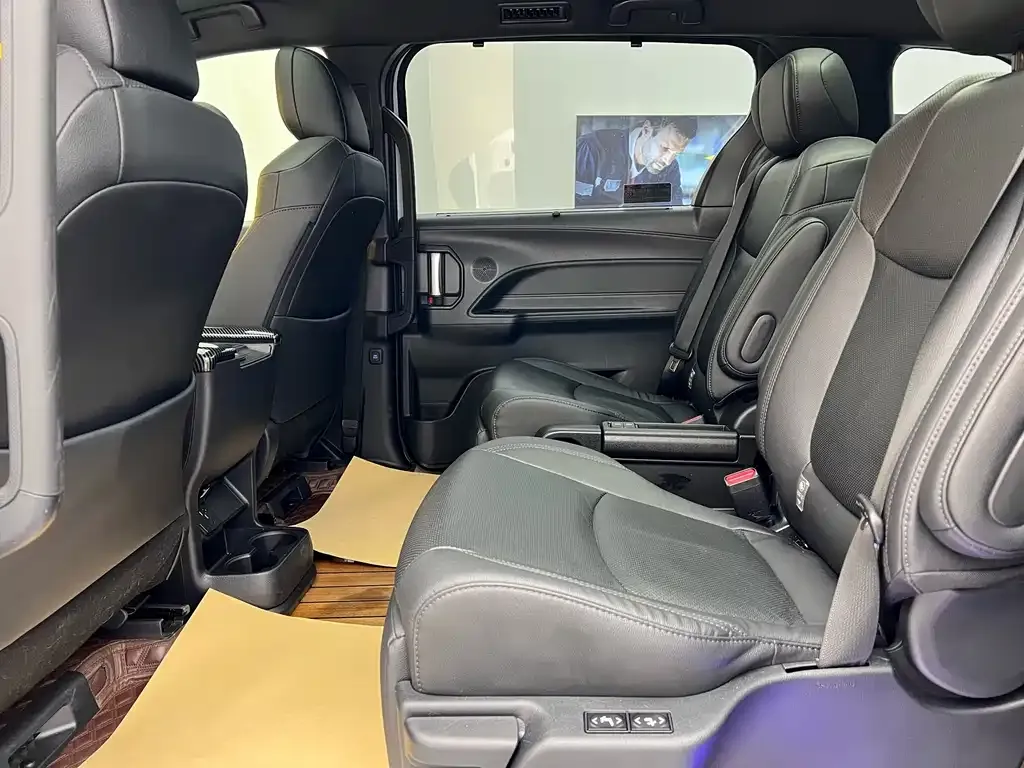 Toyota Sienna — фото 6