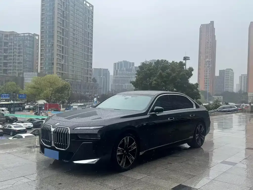 BMW 7 Series — фото 1