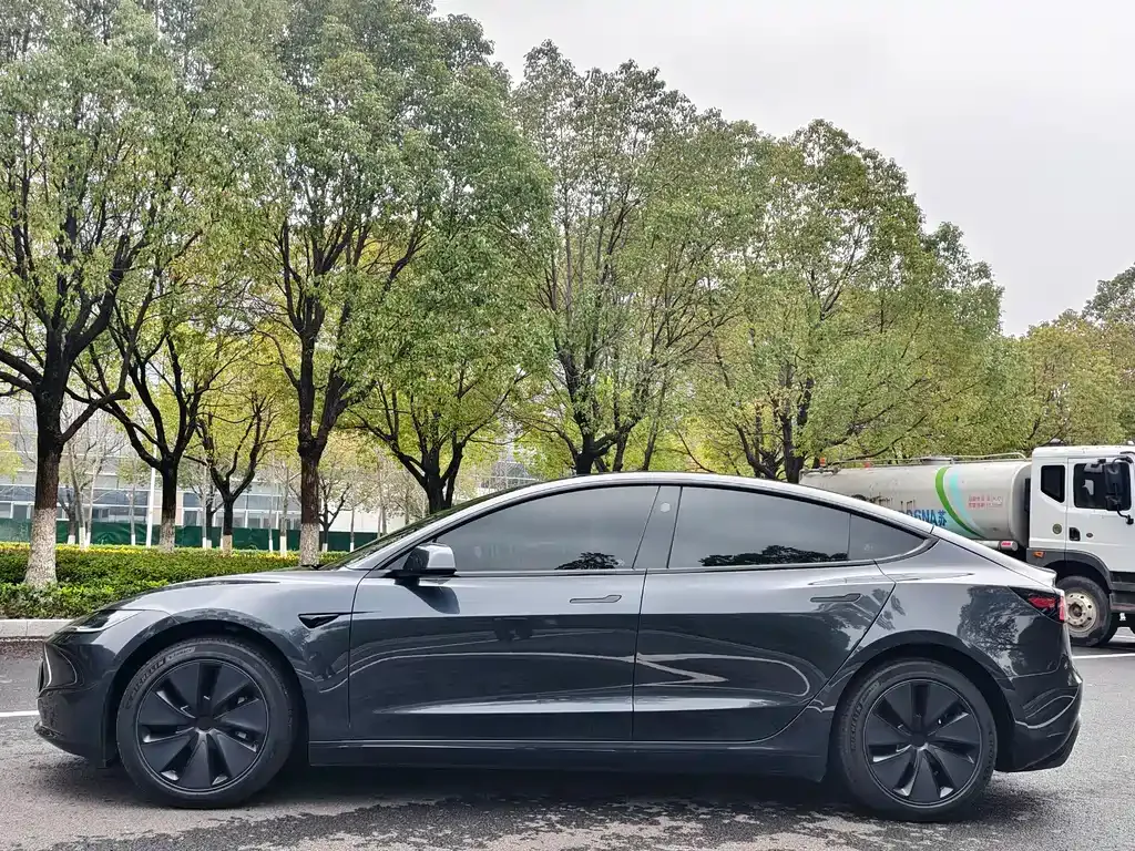 Tesla Model 3 — фото 7