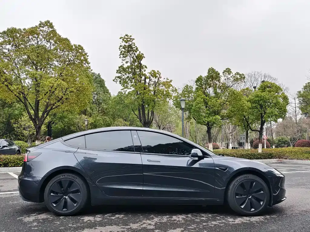 Tesla Model 3 — фото 10