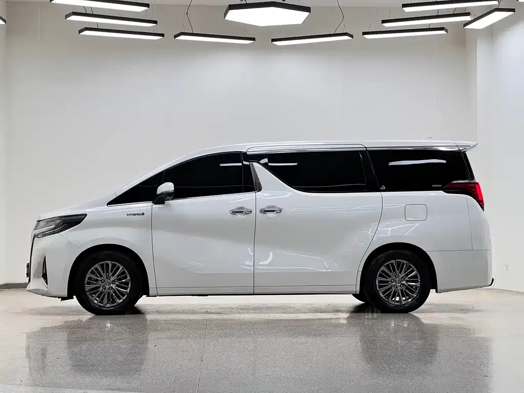 Toyota Alphard — фото 5