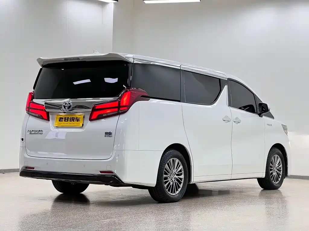Toyota Alphard — фото 9