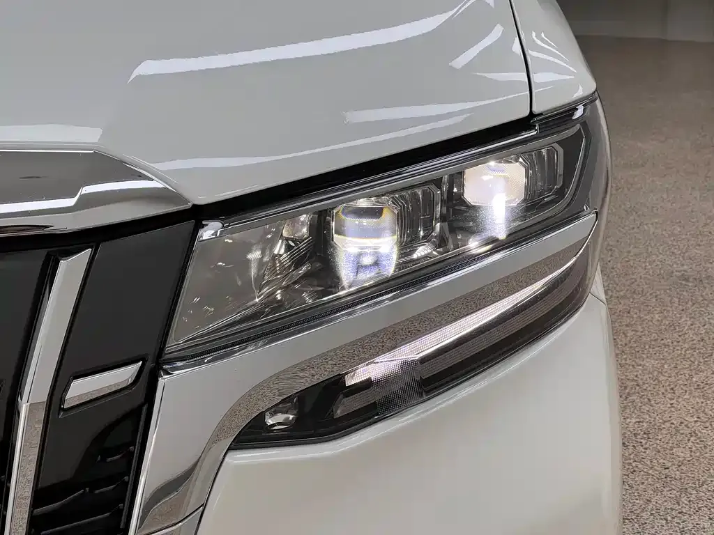 Toyota Alphard — фото 4