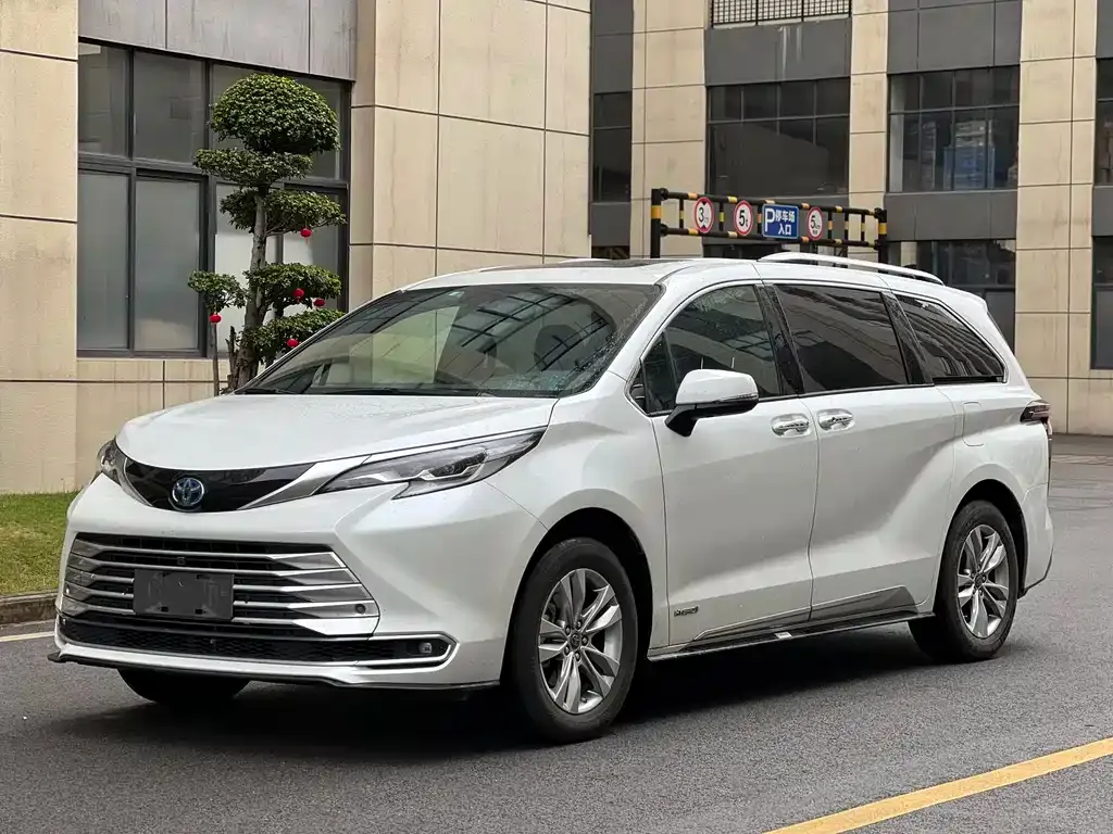 Toyota Sienna — фото 1