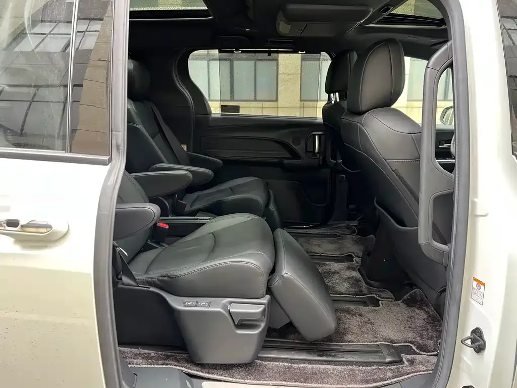 Toyota Sienna — фото 2