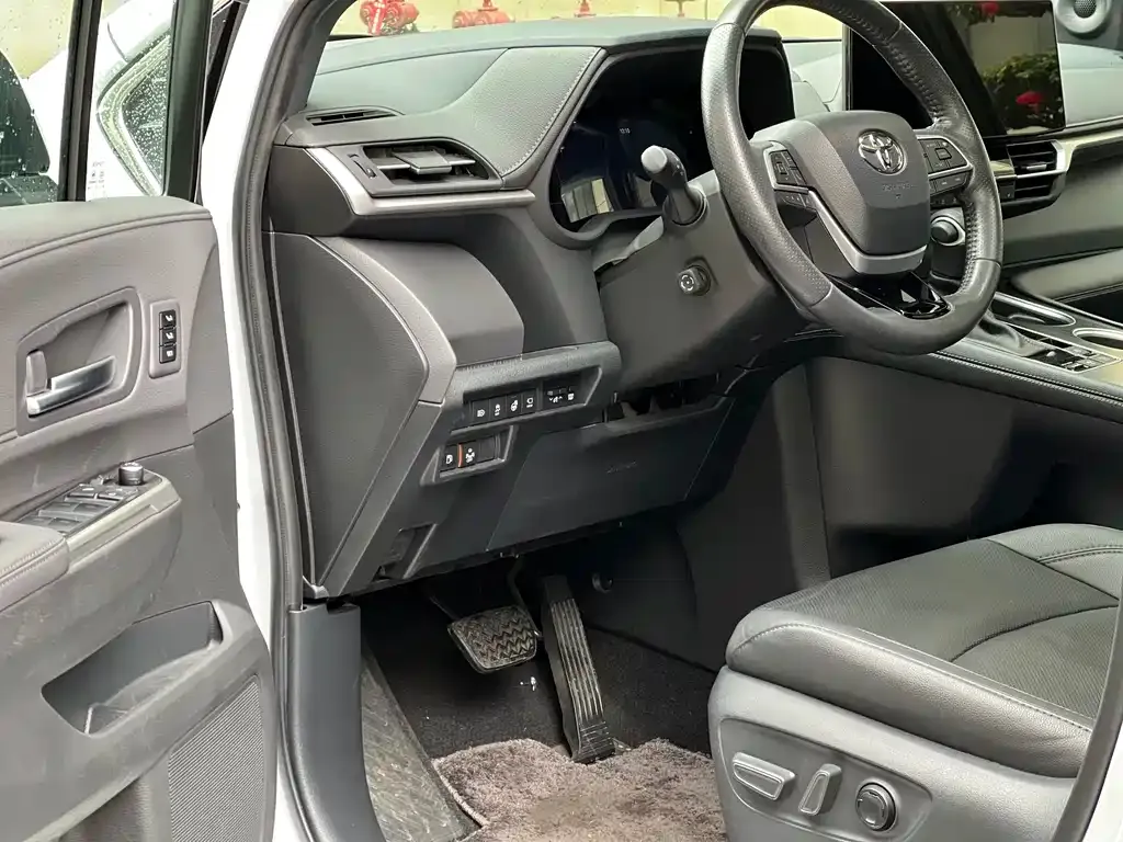 Toyota Sienna — фото 3