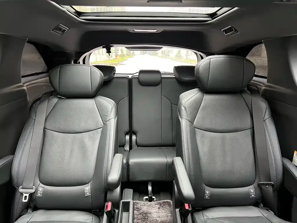 Toyota Sienna — фото 10