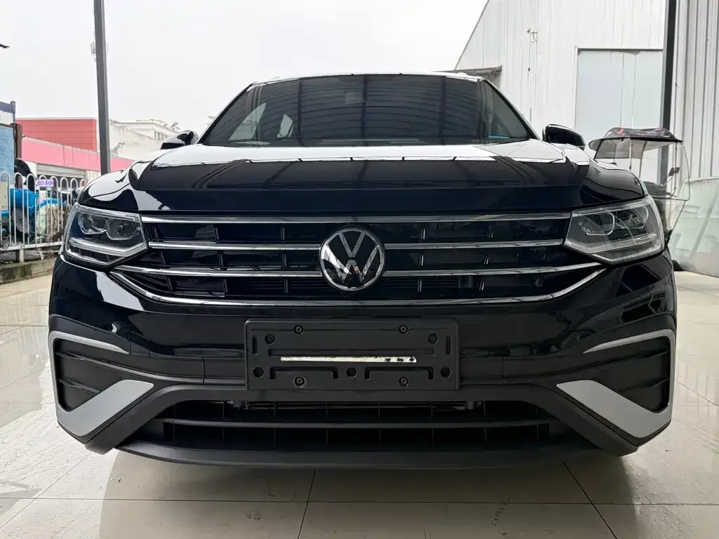 Volkswagen Tiguan L — фото 1