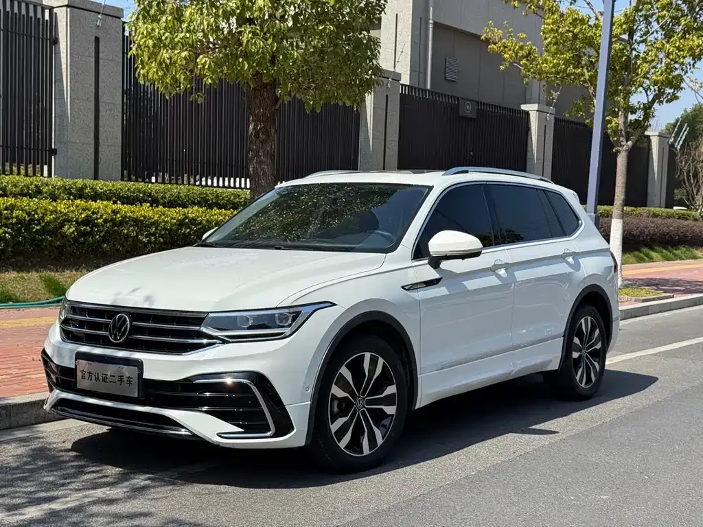 Volkswagen Tiguan L — фото 1
