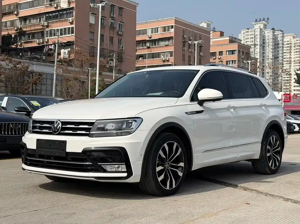 Volkswagen Tiguan L — фото 1