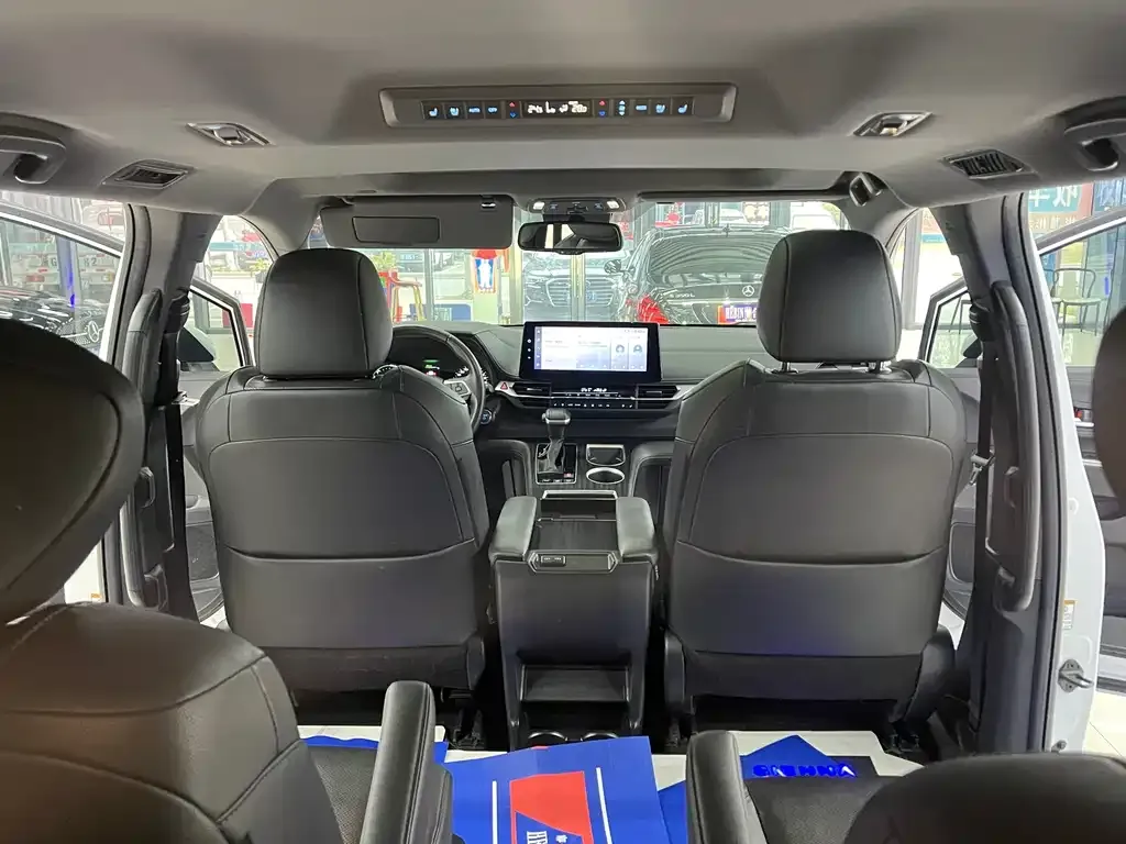 Toyota Sienna — фото 6