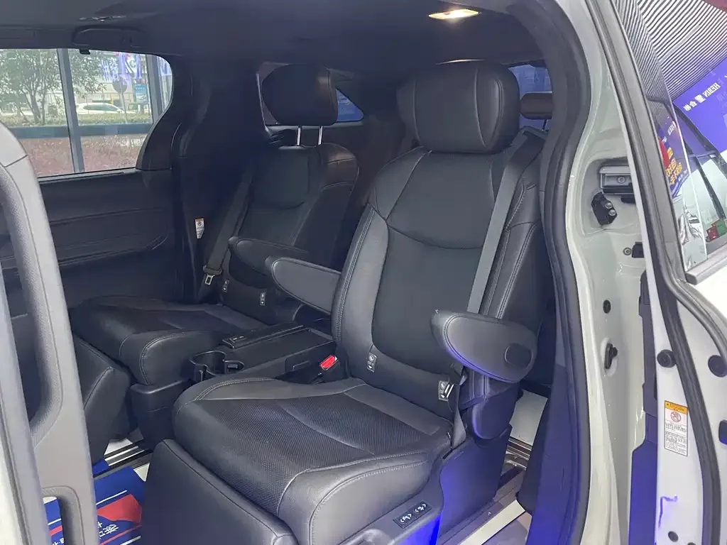 Toyota Sienna — фото 4