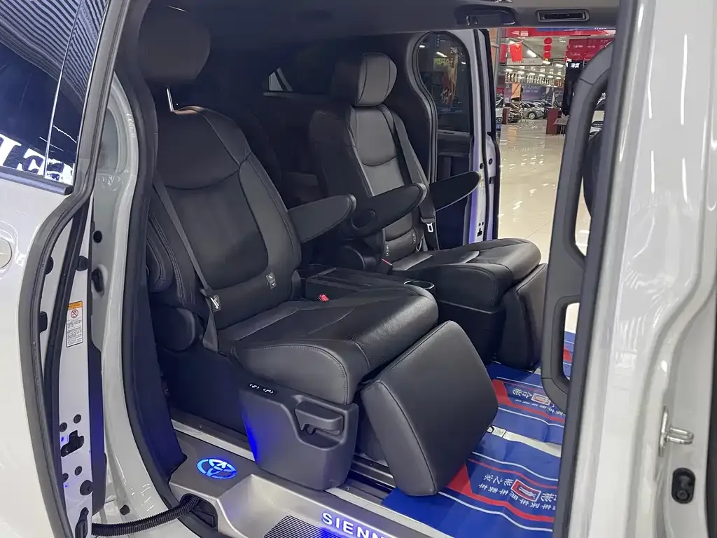 Toyota Sienna — фото 10